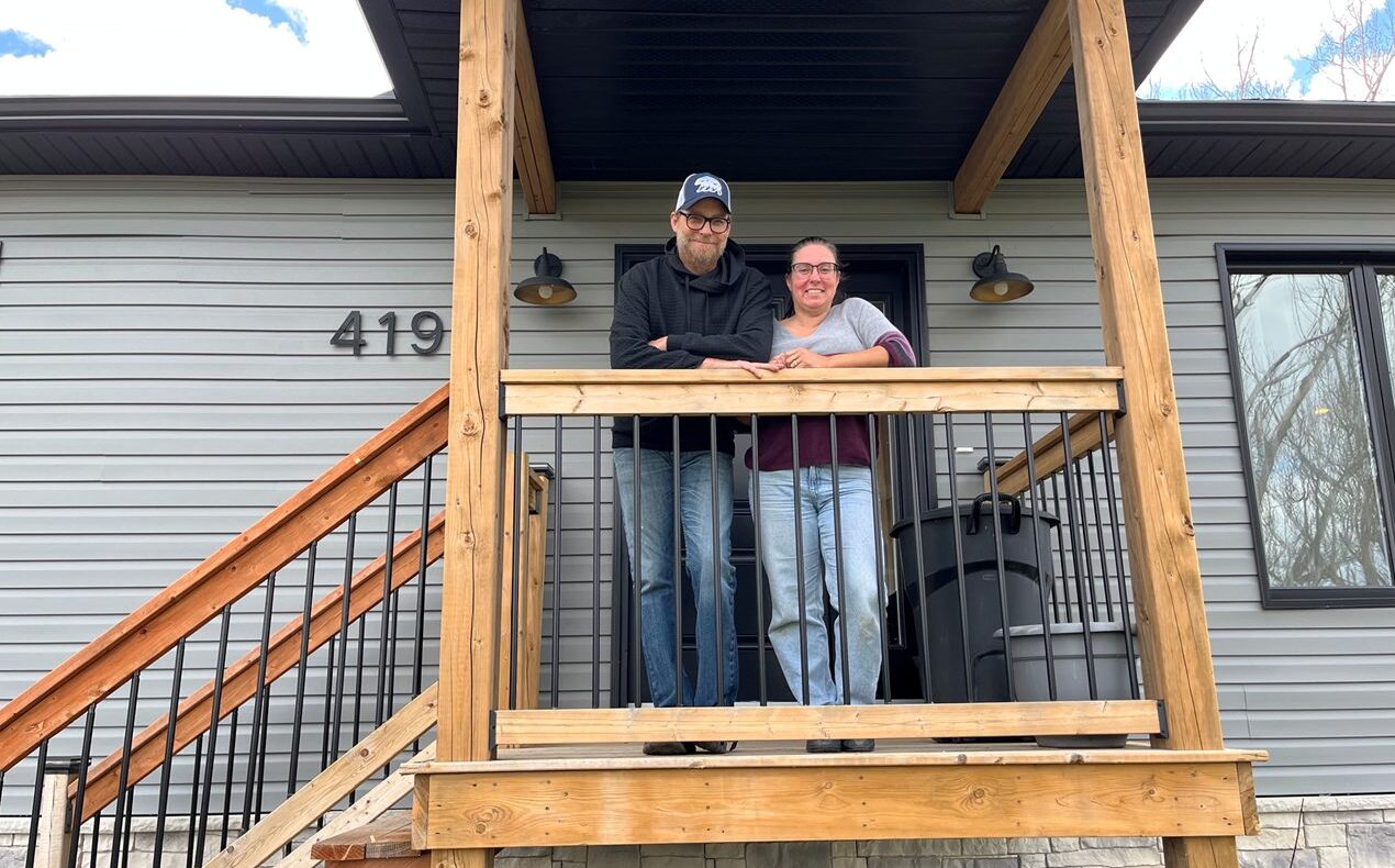 Photo of Brent Taylor and Carole Gingras at their home built by Collège la Cité students