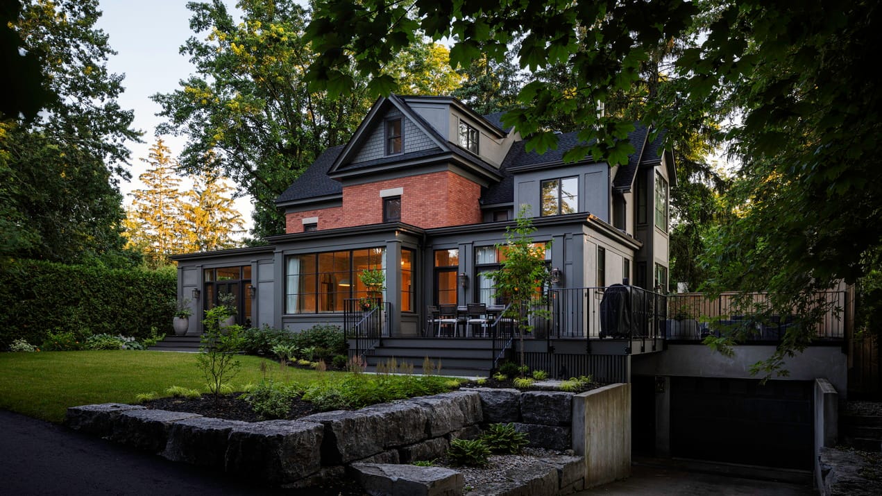 custom home casa verde construction Ottawa housing renovation red brick backyard