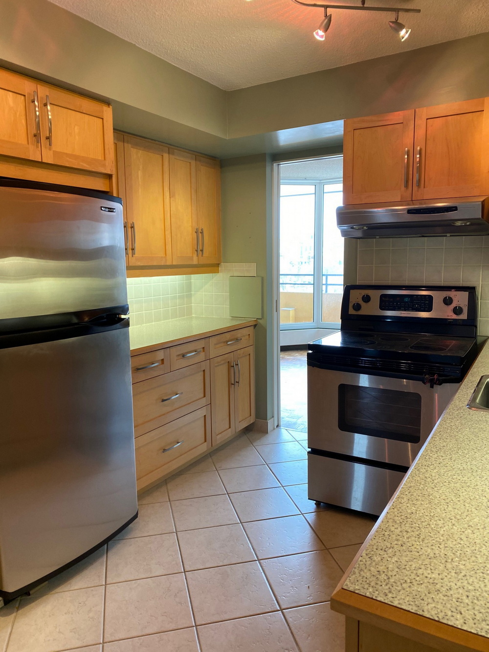 condo kitchen pre-renovation