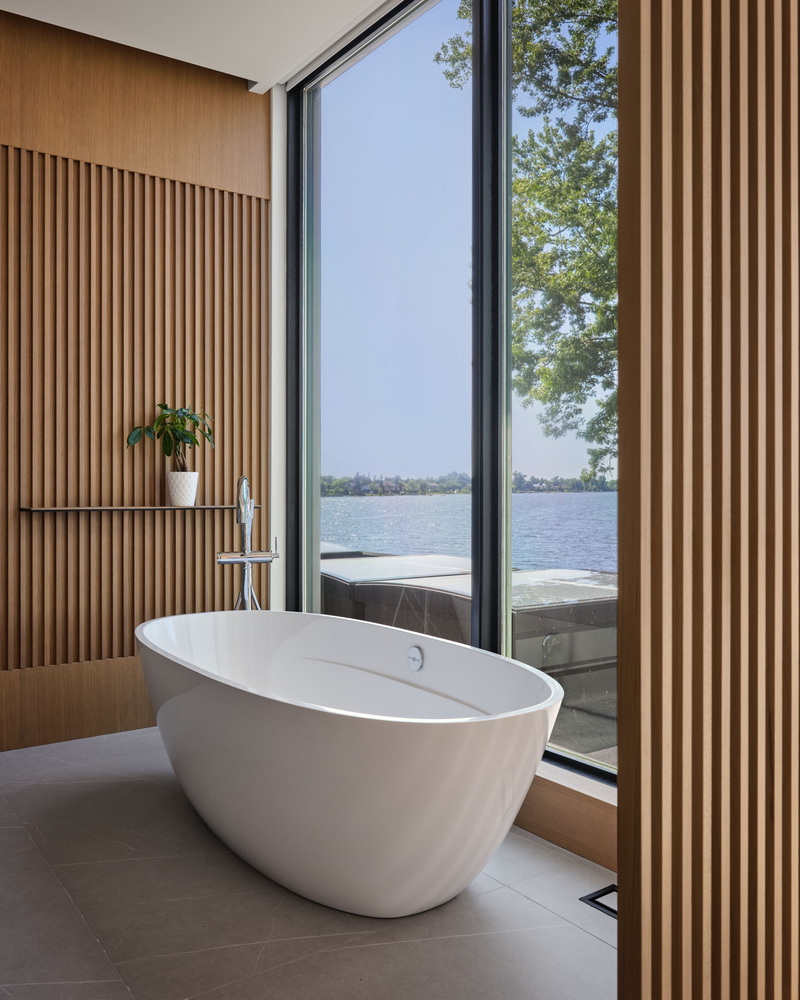 ottawa homes Flynn architect tomic construction ensuite slat walls standalone tub bathroom
