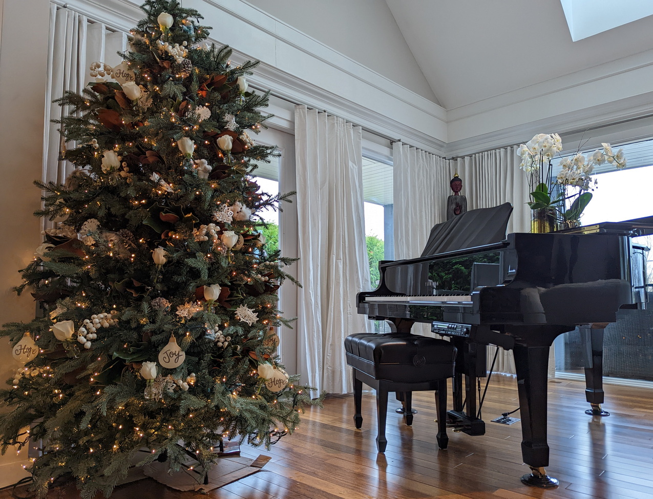 Homes for the Holidays 2022 grand piano Christmas tree