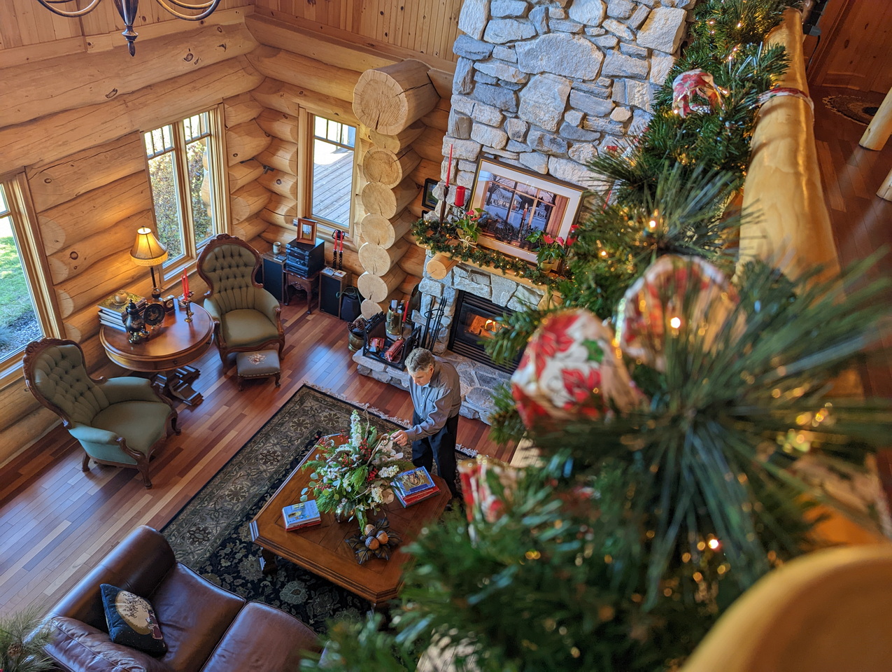 Homes for the Holidays 2022 cathedral ceiling log cabin