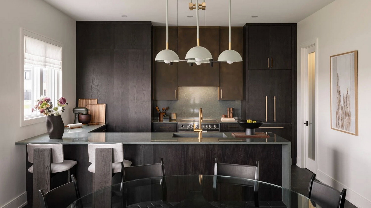 kitchen of Caivan’s Stonehaven Loft with contemporary dark brown cupboards and peninsula with breakfast seating
