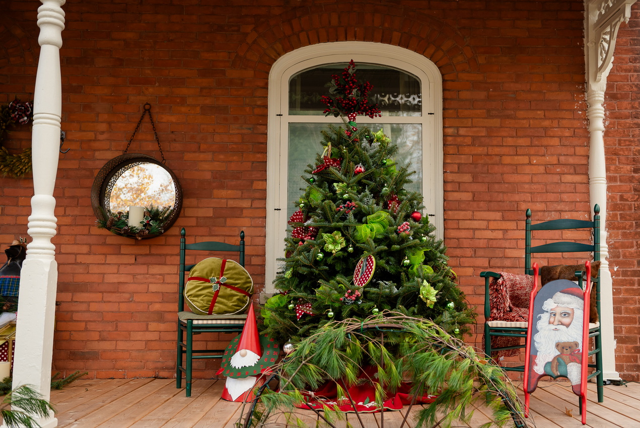 decorating for Christmas sue pitchforth holiday decor porch tree