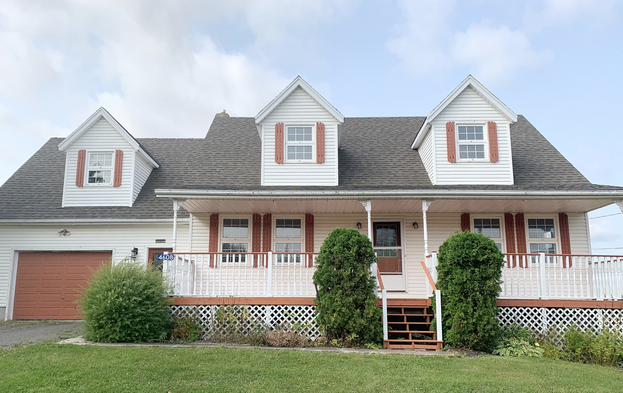 colonial style home exterior