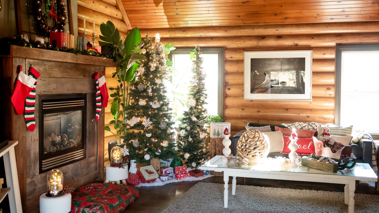 Christmas home tour ideas sue pitchforth decorating for the holidays log cabin livign room