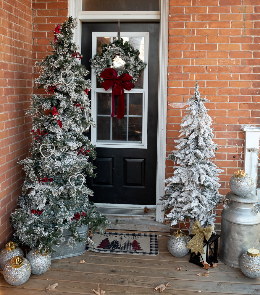 sue pitchforth decorating for the holidays porch