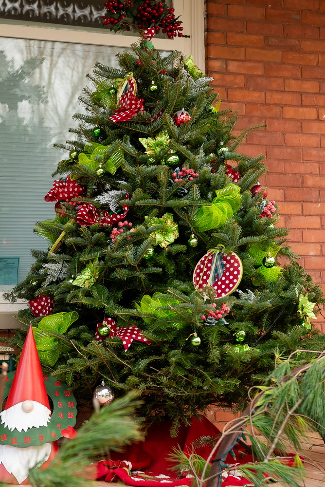 sue pitchforth decorating for the holidays tree