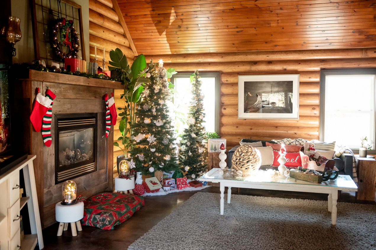 sue pitchforth decorating for the holidays log cabin living room tree