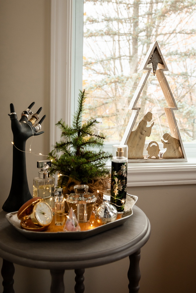 sue pitchforth decorating for the holidays vignette