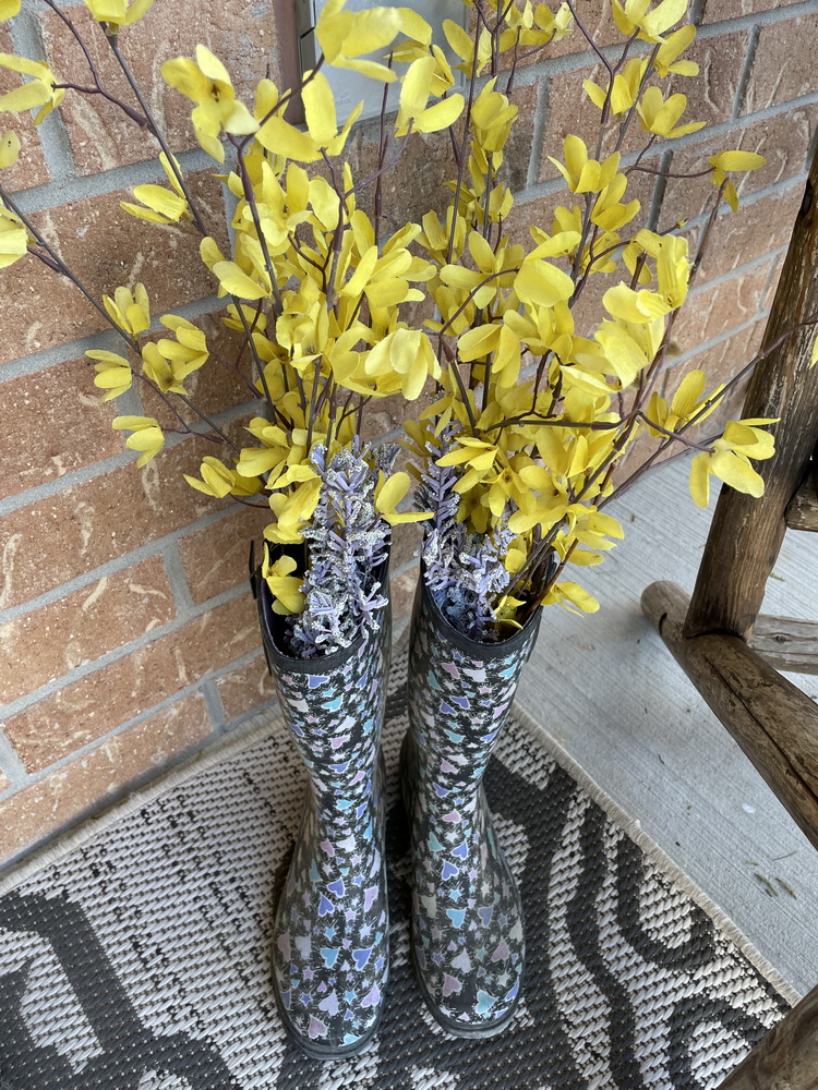 sue pitchforth decorating boots and faux flowers